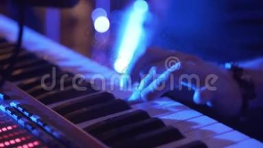 钢琴男手特写。 人玩合成器键盘。 人类播放音乐键盘。 乐事广场
